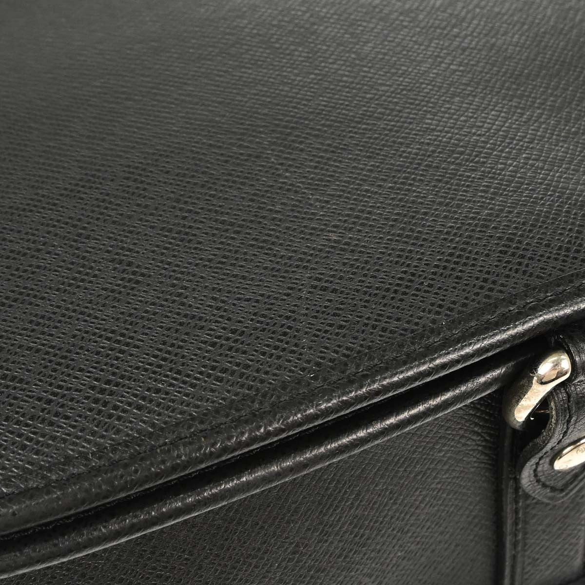Louis Vuitton Andrei Messenger Taiga Leather, Black, Leather, Shoulder Bag