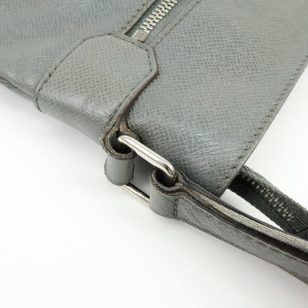 Louis Vuitton Sasha Taiga Leather, Gray, Leather, Handbag