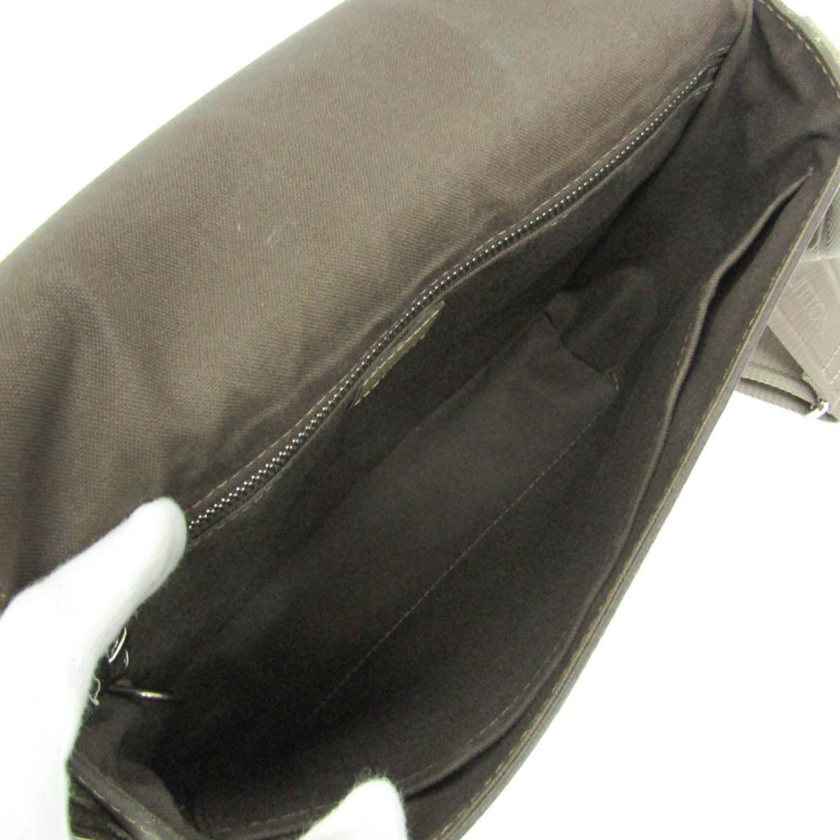 Louis Vuitton Roman Taiga Leather, Beige, Leather, Shoulder Bag