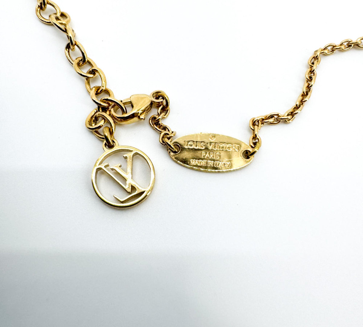 Louis Vuitton Essential V Metal, Gold, Other, Necklace