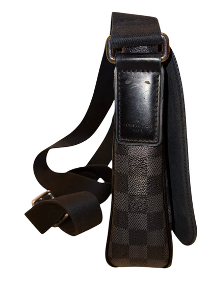 Louis Vuitton District NM Messenger Damier Graphite, Gray, Canvas, Crossbody Bag