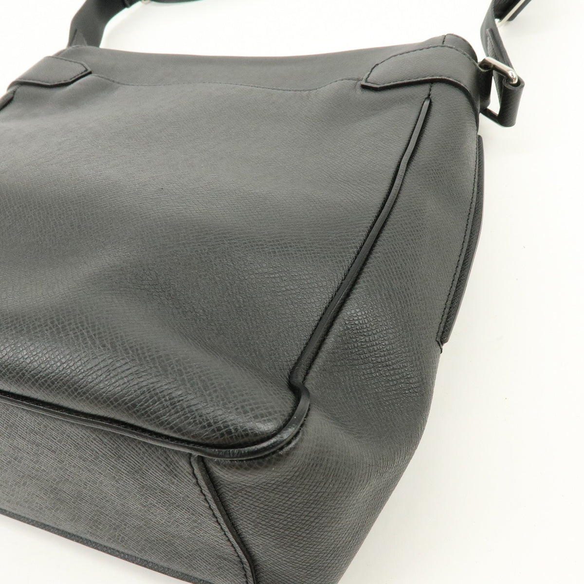 Louis Vuitton Roman Taiga Leather, Gray, Leather, Handbag