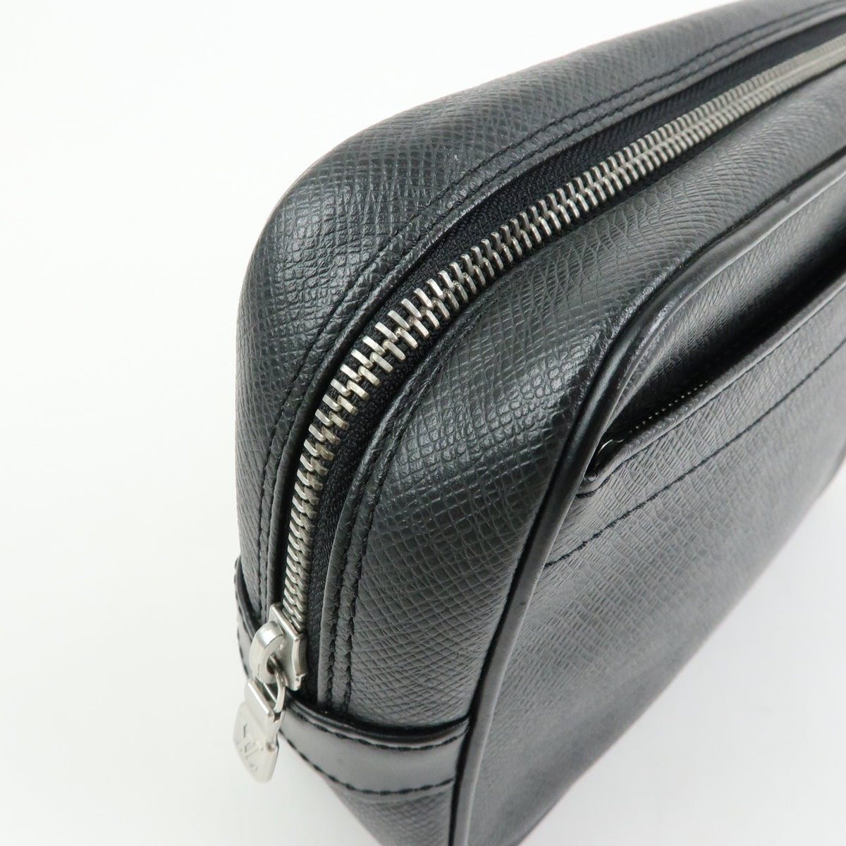 Louis Vuitton Kaluga Pochette Clutch Taiga Leather, Black, Leather, Clutch