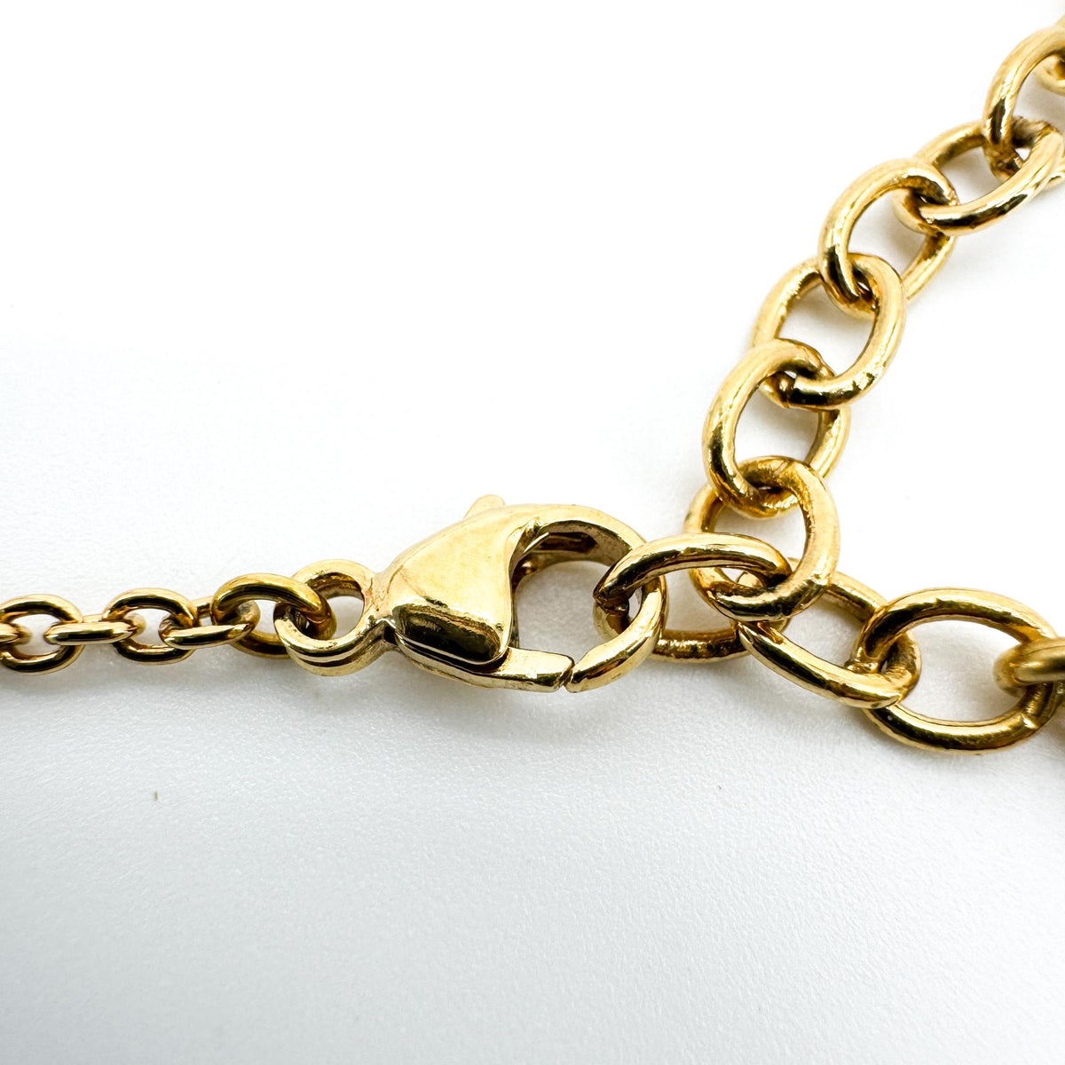Louis Vuitton Essential V Metal, Gold, Other, Necklace
