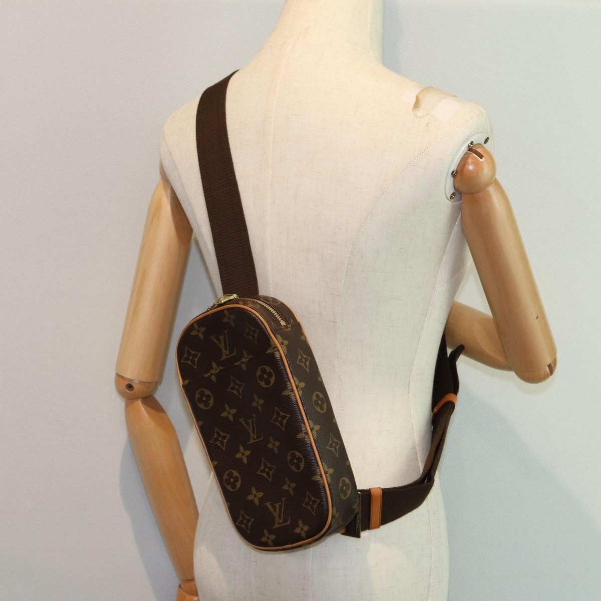 Louis Vuitton Pochette Gange Monogram Canvas, Brown, Canvas, Clutch