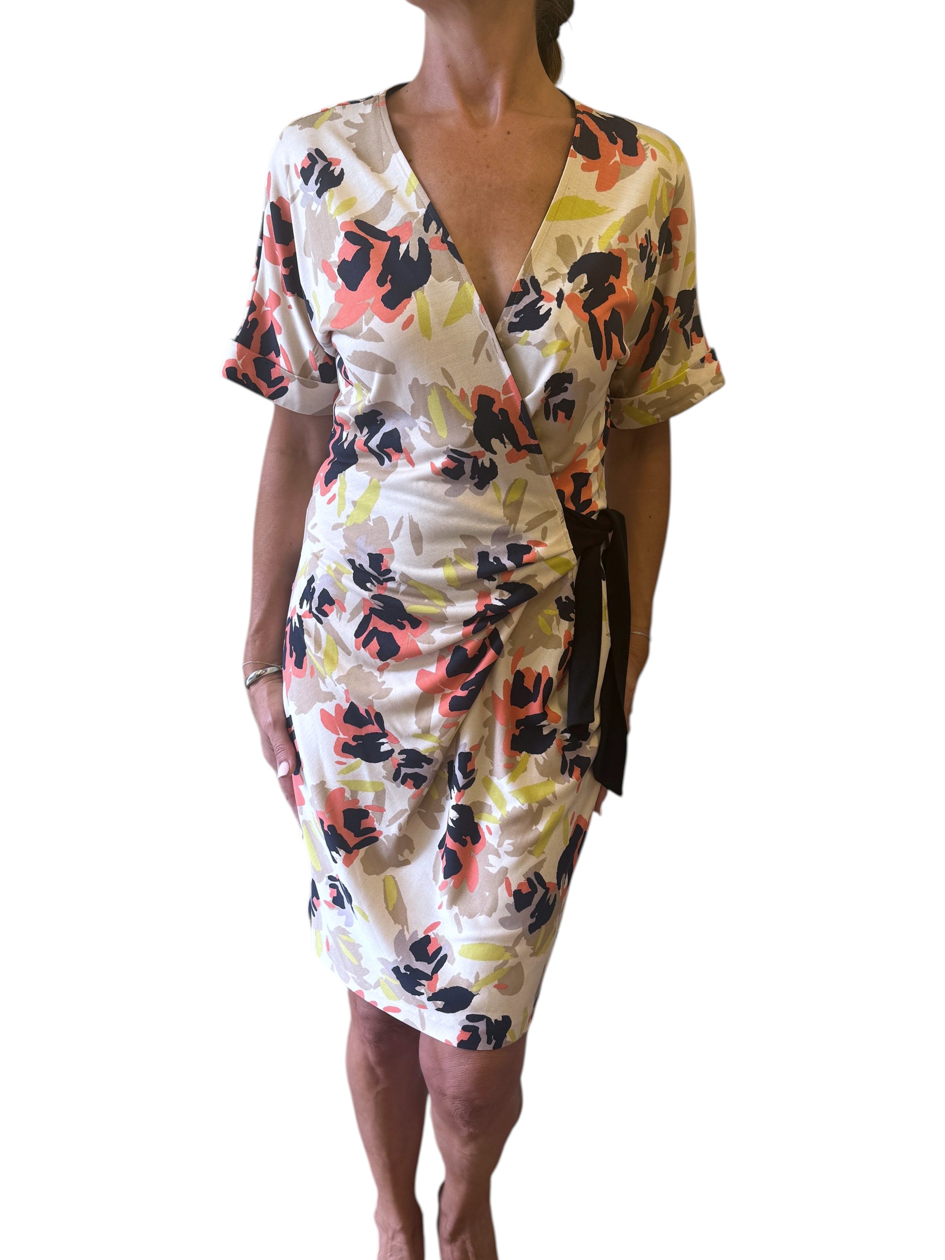 Brandsamsara Diane Von Furstenberg short sleeve silk wrap dress in a multicolor floral print