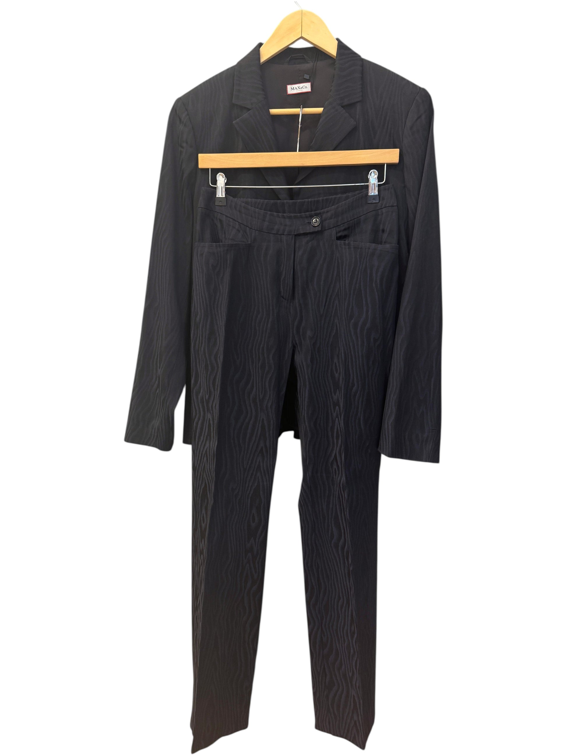 Brandsamsara Max & Co black acetate blend suit with a subtle wood grain pattern, featuring a blazer and trousers.