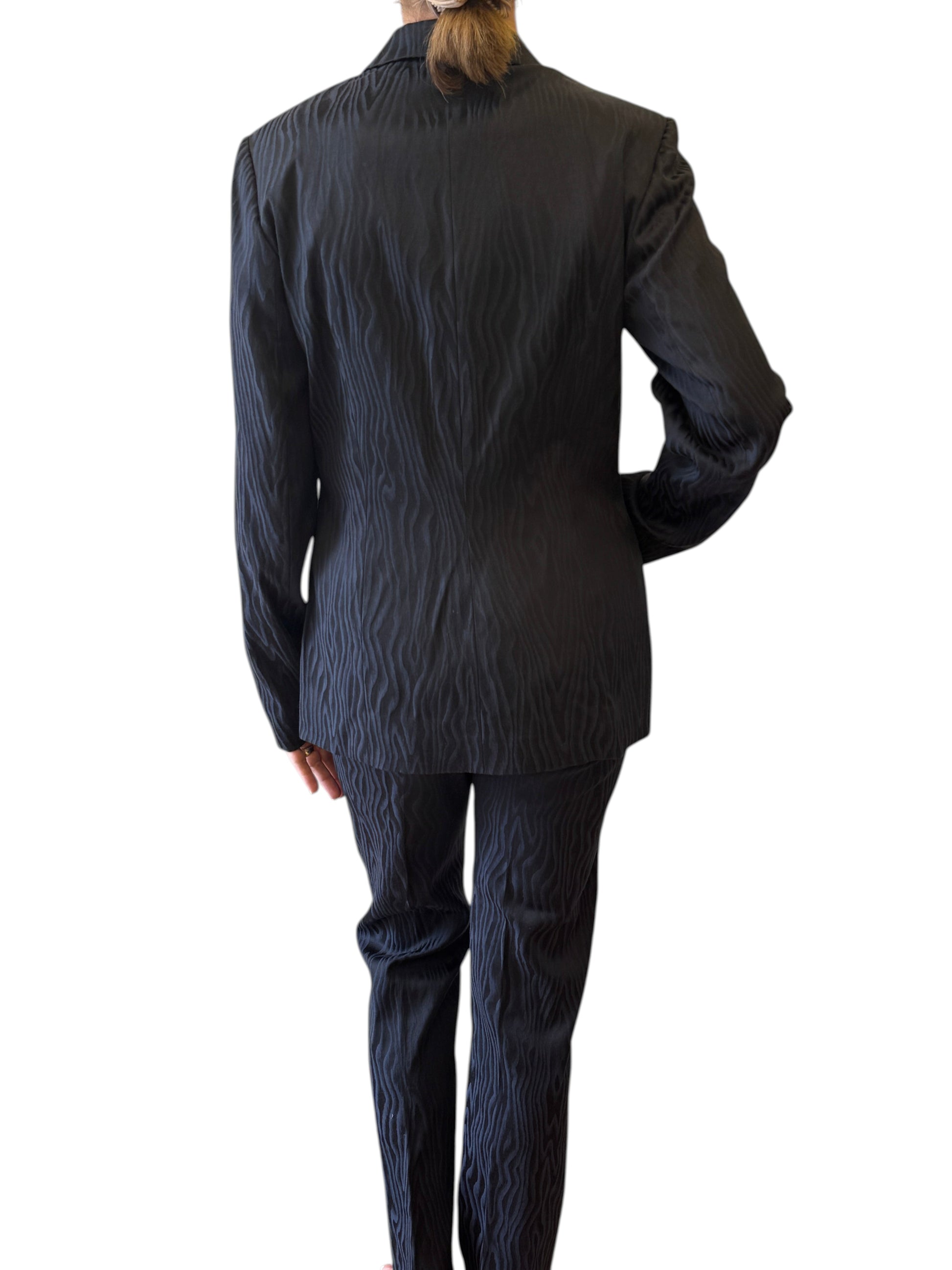 Brandsamsara Max&Co suit in black with a textured wavy pattern, featuring a tailored blazer and matching trousers.