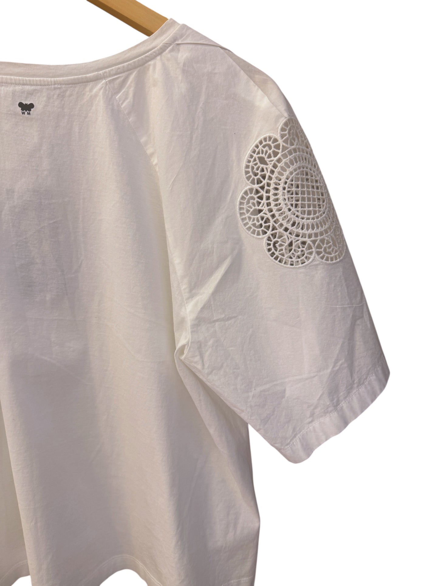 Brandsamsara Max Mara Weekend white cotton top featuring intricate lace floral detail on the sleeve
