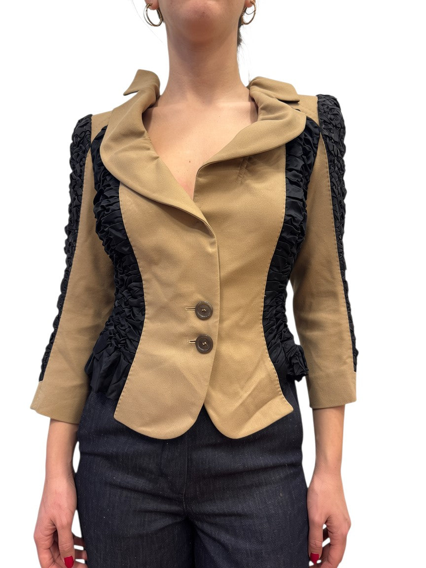 Brandsamsara tan and black ruched sleeve blazer with button front and wide lapels.