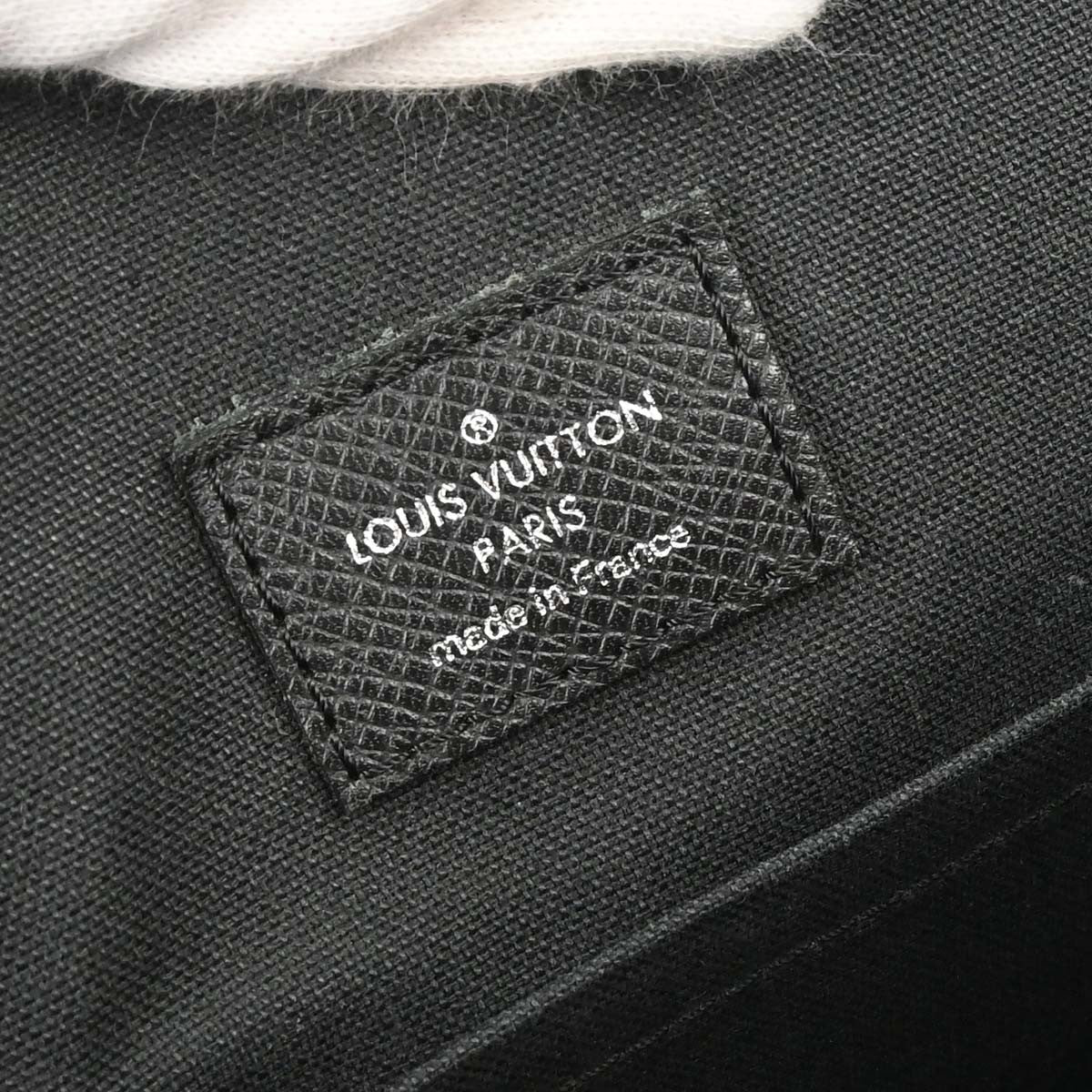Louis Vuitton Andrei Messenger Taiga Leather, Black, Leather, Shoulder Bag