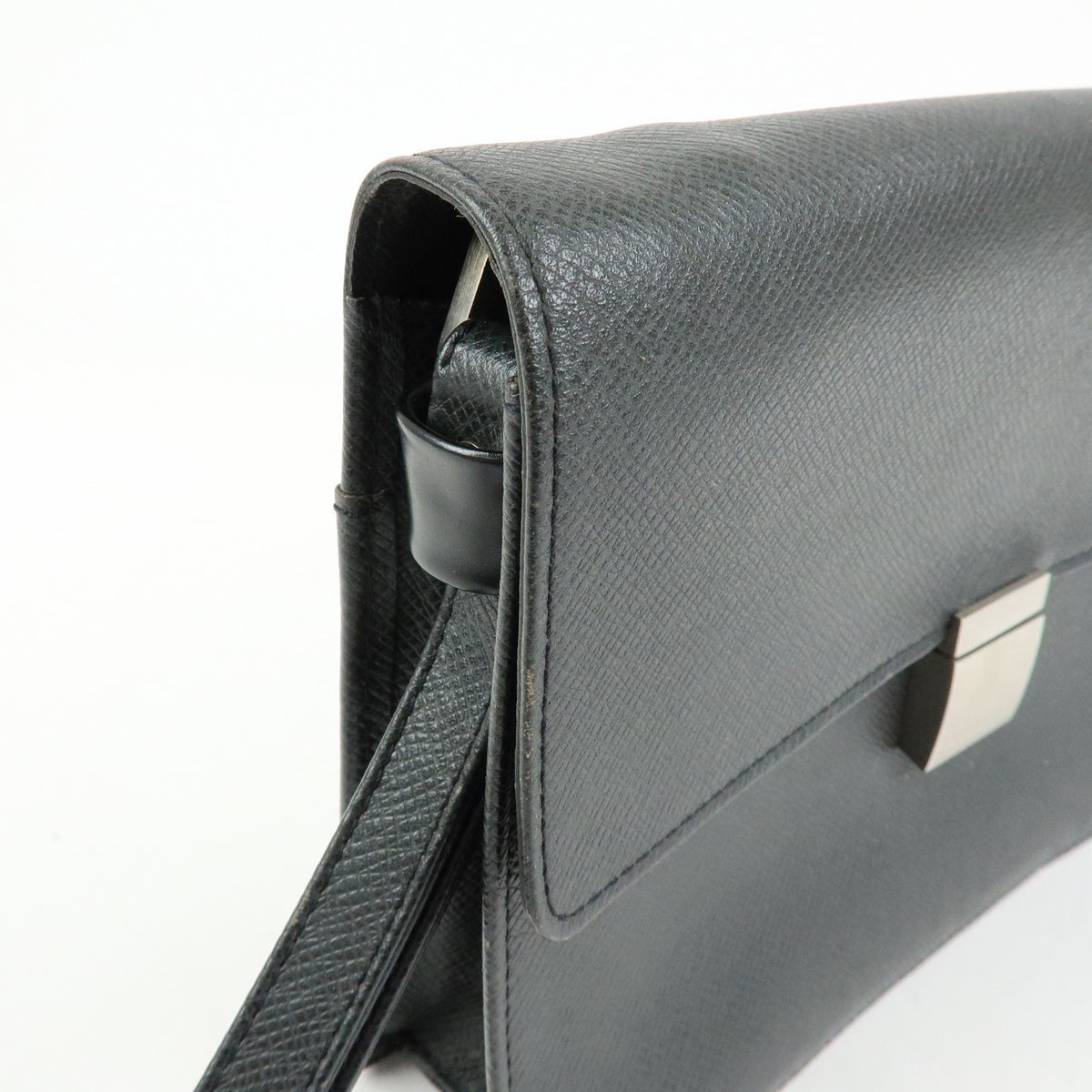 Louis Vuitton Selenga Pochette Taiga Leather, Black, Leather, Clutch