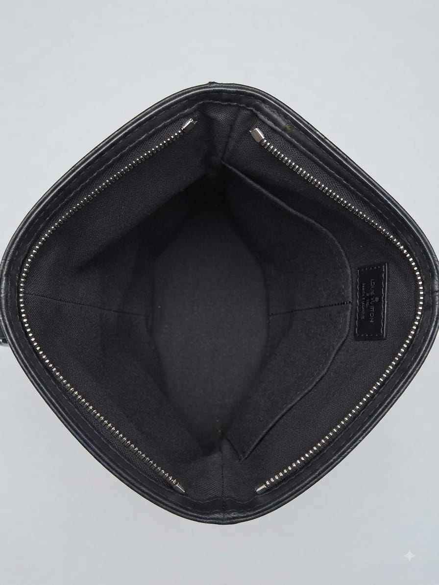 Louis Vuitton District Messenger Damier Infini Leather, Black, Leather, Shoulder Bag