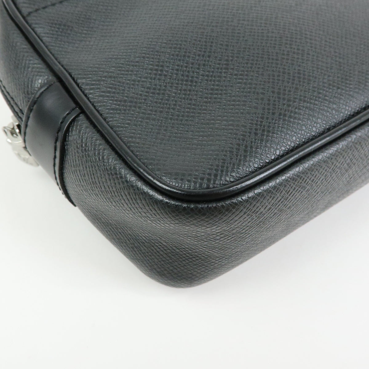 Louis Vuitton Kaluga Pochette Clutch Taiga Leather, Black, Leather, Clutch