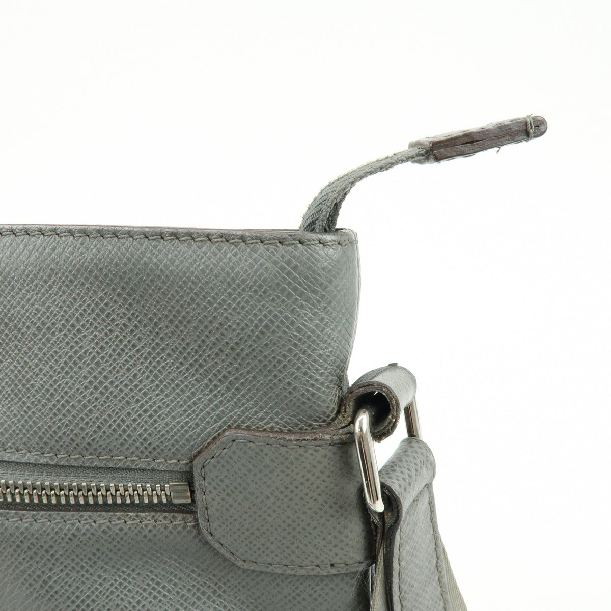 Louis Vuitton Sasha Taiga Leather, Gray, Leather, Handbag