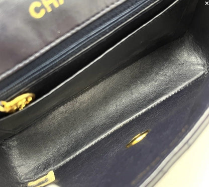 Chanel BLACK PATENT LEATHER HANDBAG - Brandsamsara