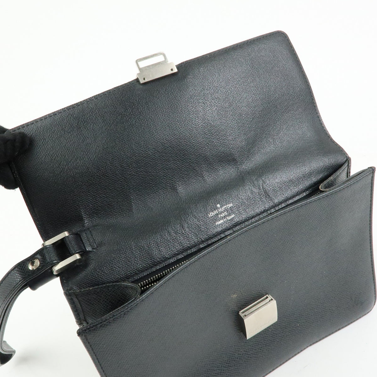Louis Vuitton Selenga Pochette Taiga Leather, Black, Leather, Clutch