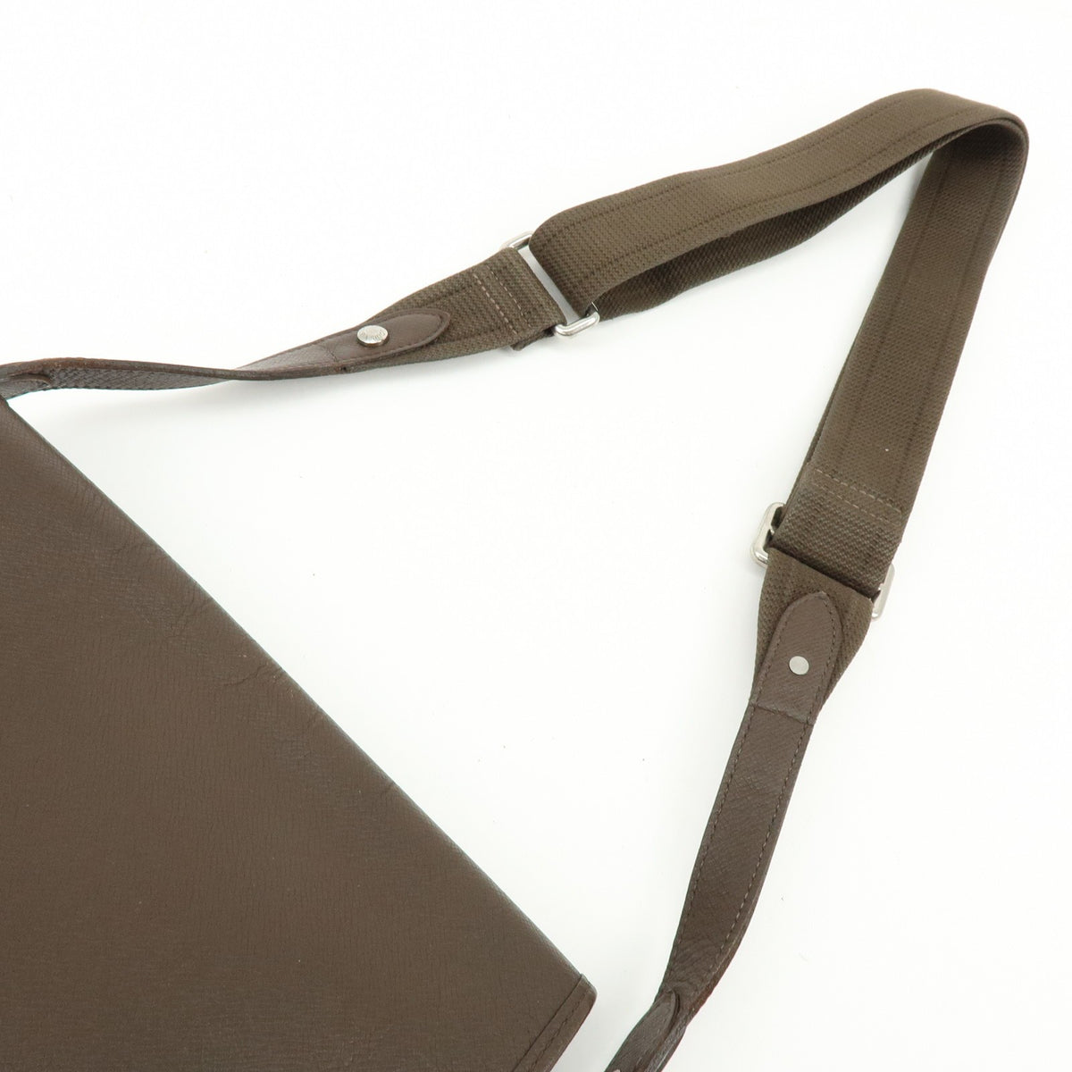 Louis Vuitton Andrei Messenger Taiga Leather, Brown, Leather, Handbag