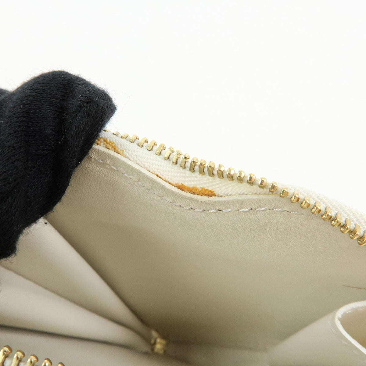 Louis Vuitton Heart Coin Purse Monogram Vernis, Beige, Patent Leather, Clutch