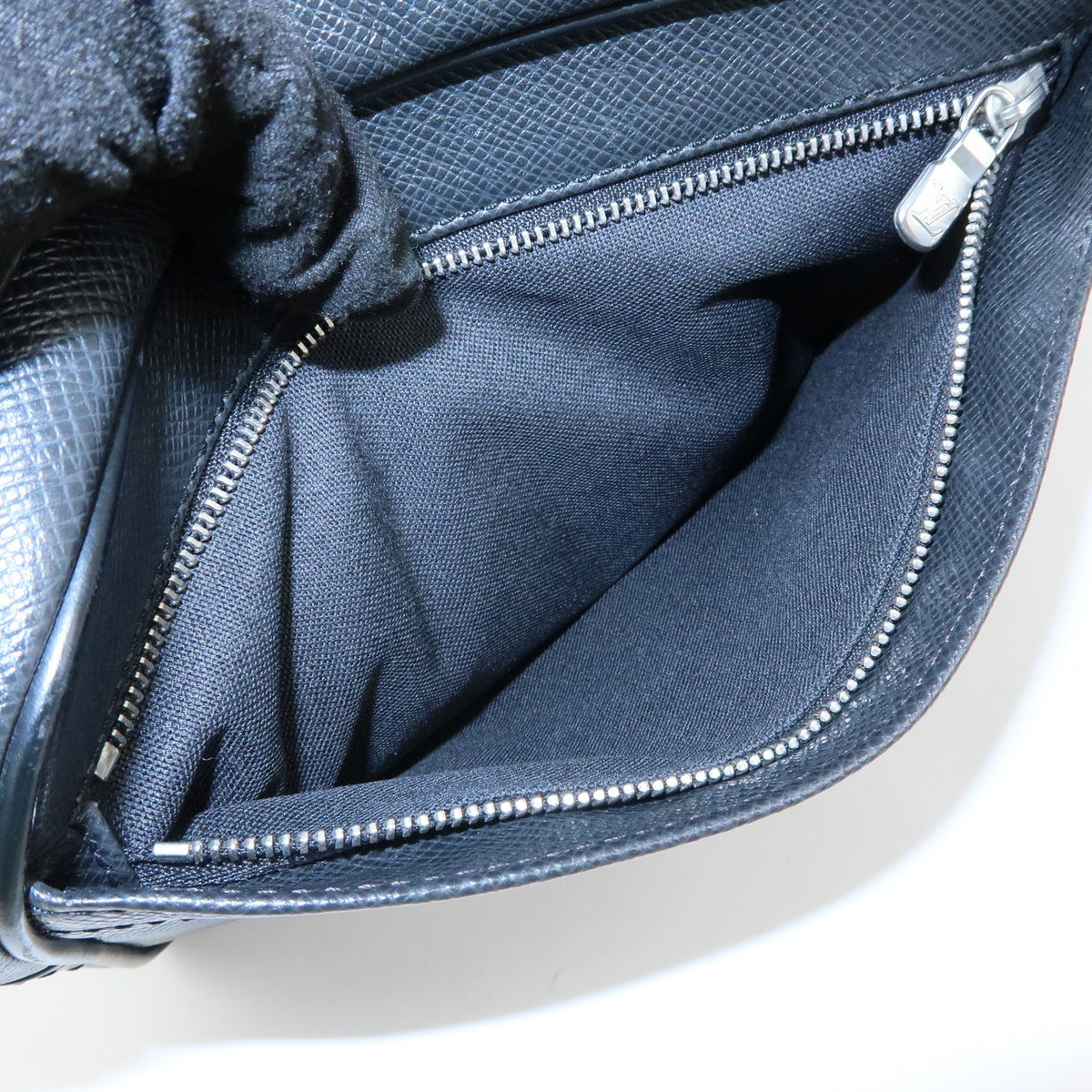 Louis Vuitton Kaluga Pochette Clutch Taiga Leather, Black, Leather, Clutch