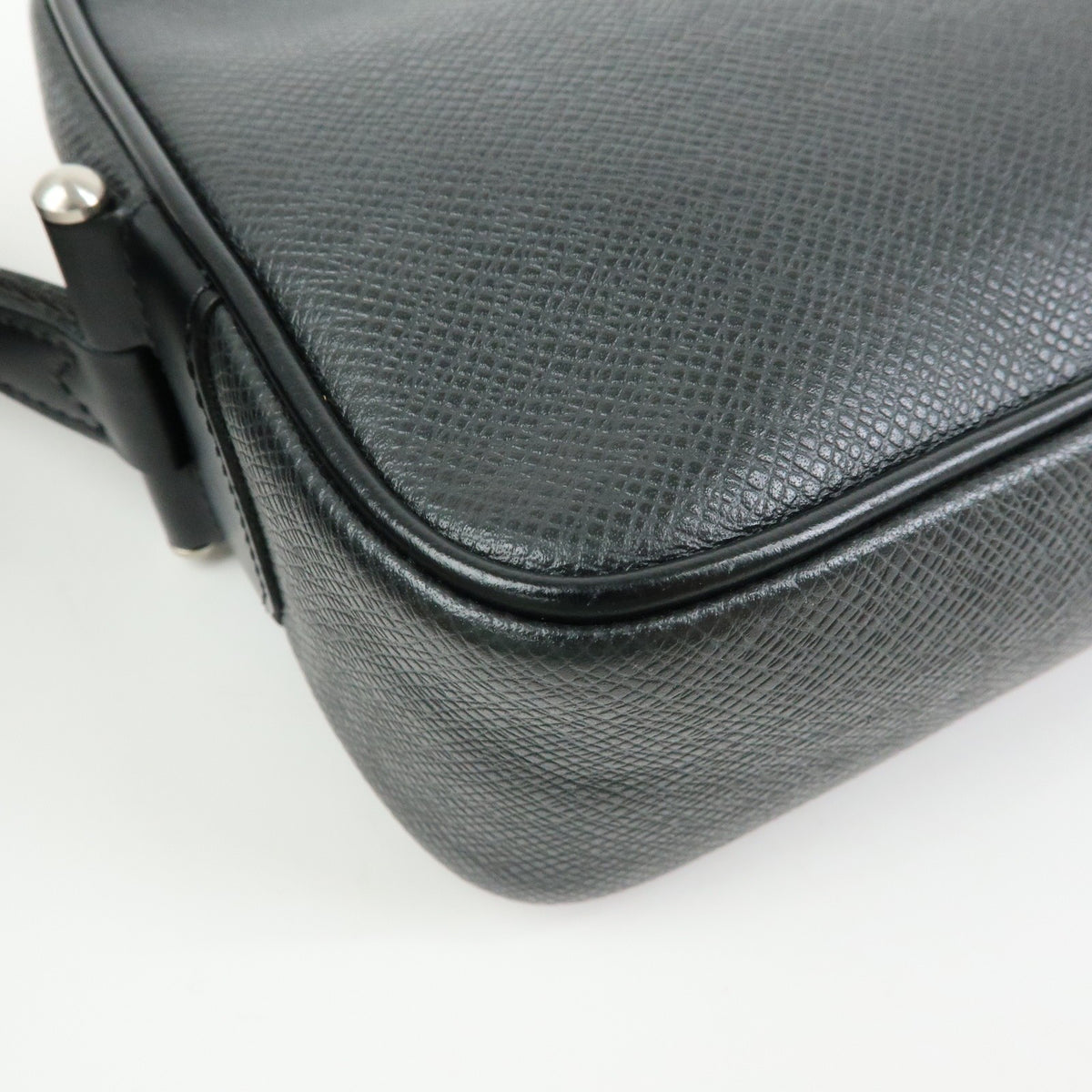 Louis Vuitton Kaluga Pochette Clutch Taiga Leather, Black, Leather, Clutch