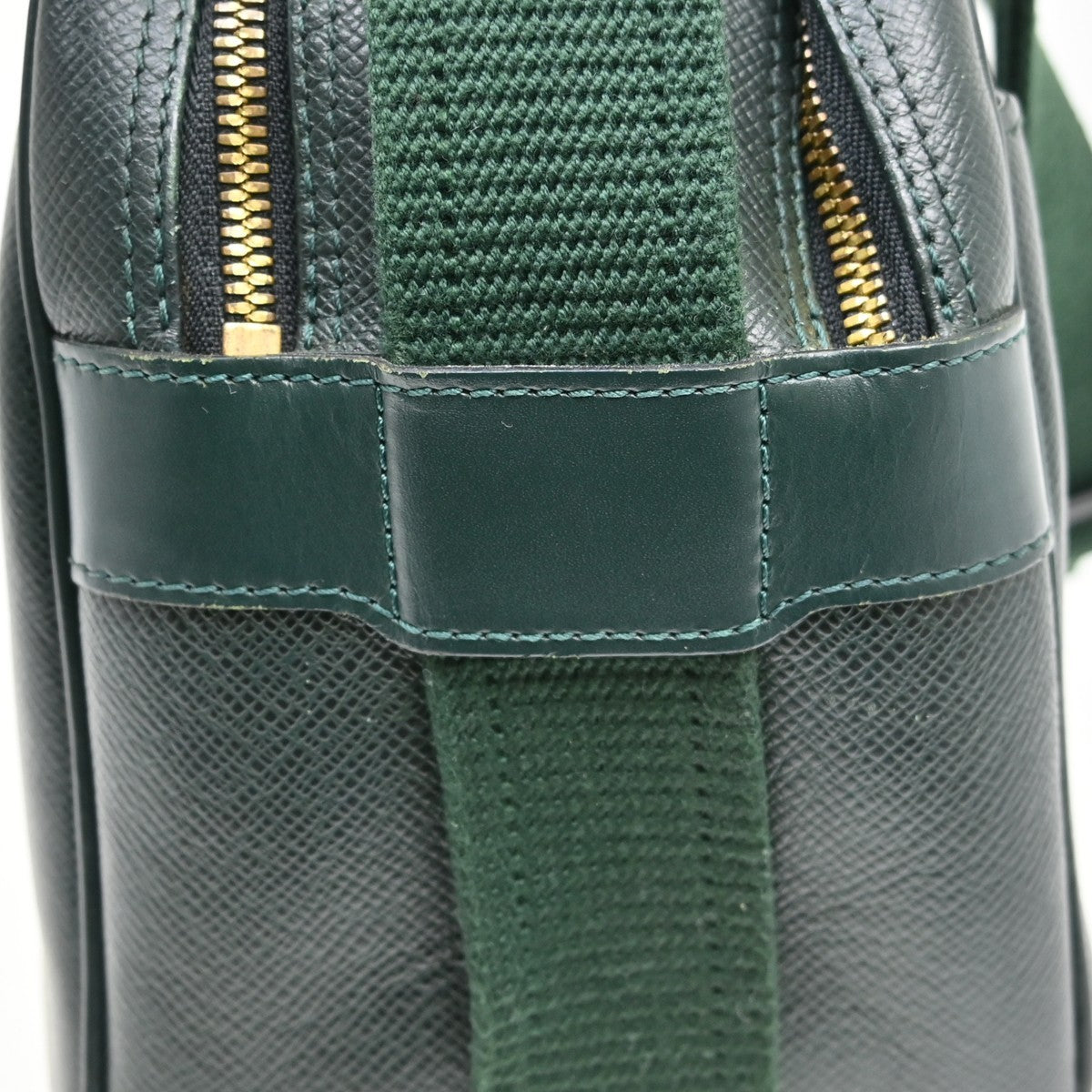Louis Vuitton Reporter Taiga Leather, Green, Leather, Shoulder Bag