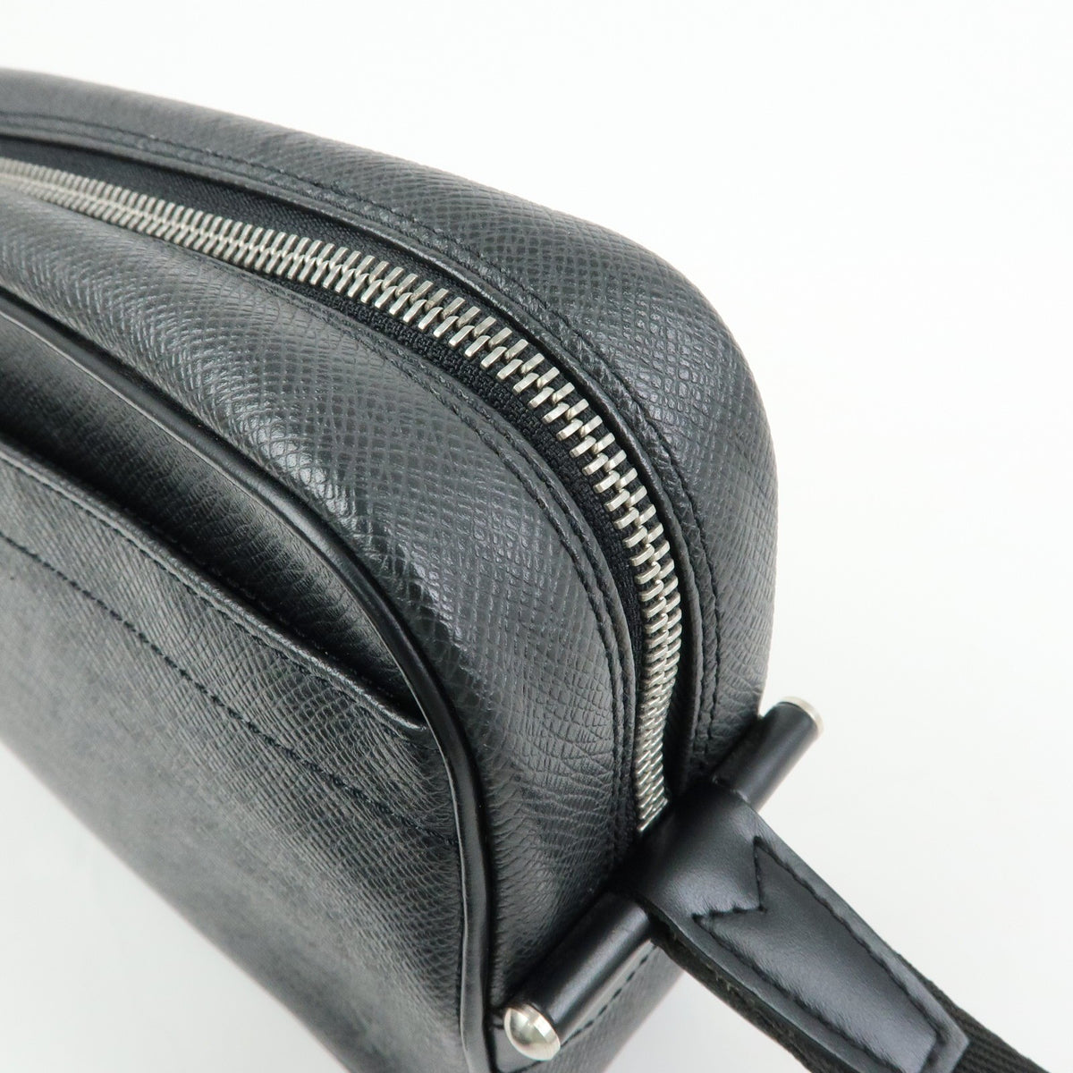 Louis Vuitton Kaluga Pochette Clutch Taiga Leather, Black, Leather, Clutch