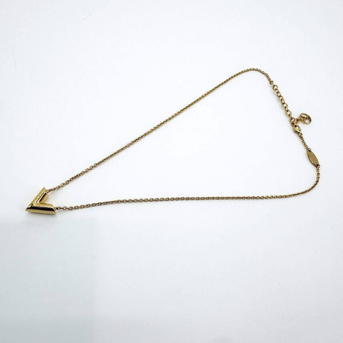 Louis Vuitton Essential V Metal, Gold, Other, Necklace
