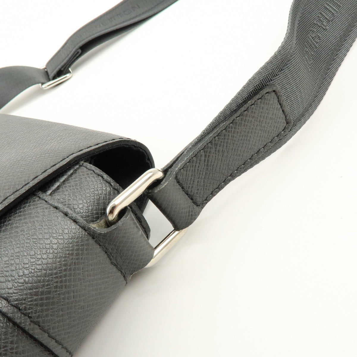 Louis Vuitton Roman Taiga Leather, Gray, Leather, Handbag