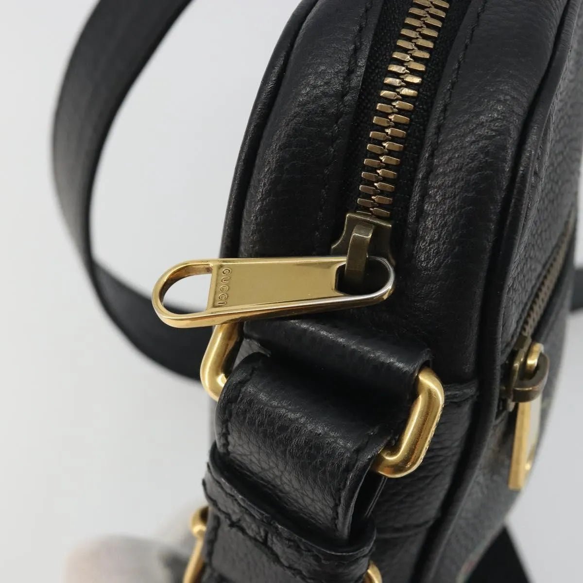 Gucci Logo Zip Messenger - Brandsamsara