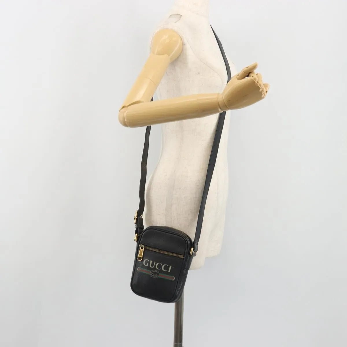 Gucci Logo Zip Messenger - Brandsamsara