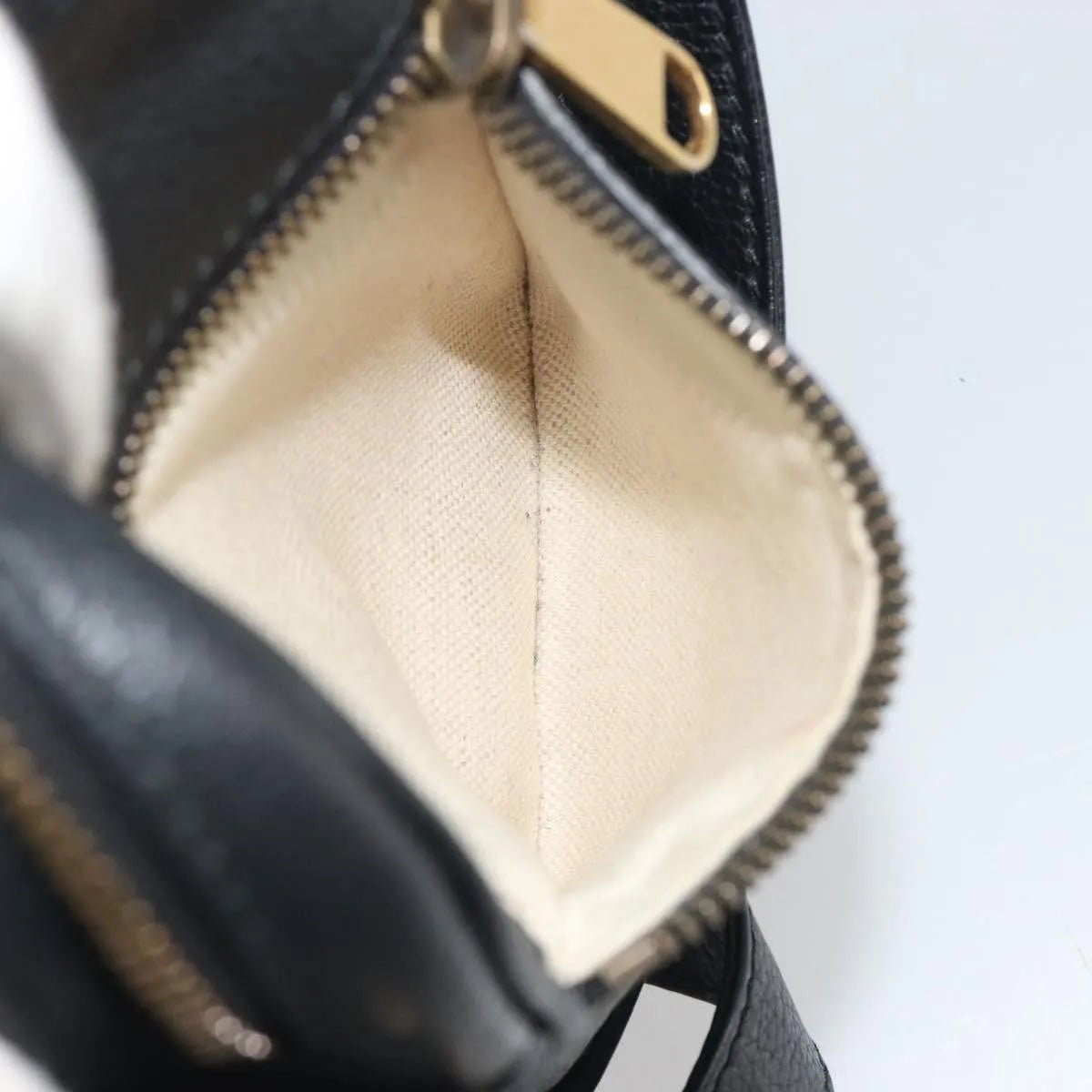 Gucci Logo Zip Messenger - Brandsamsara