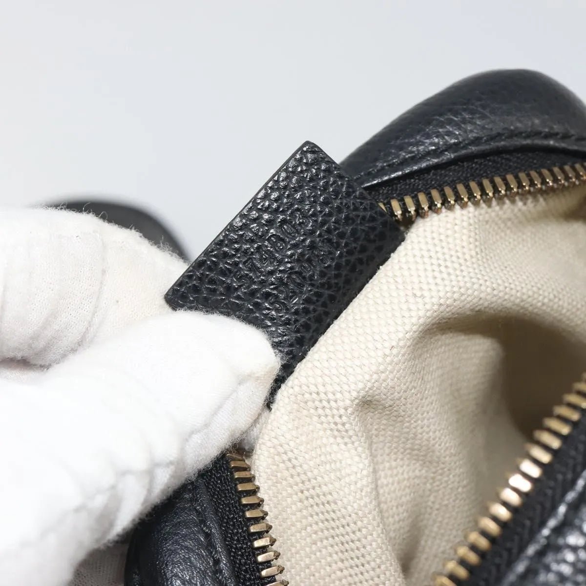 Gucci Logo Zip Messenger - Brandsamsara