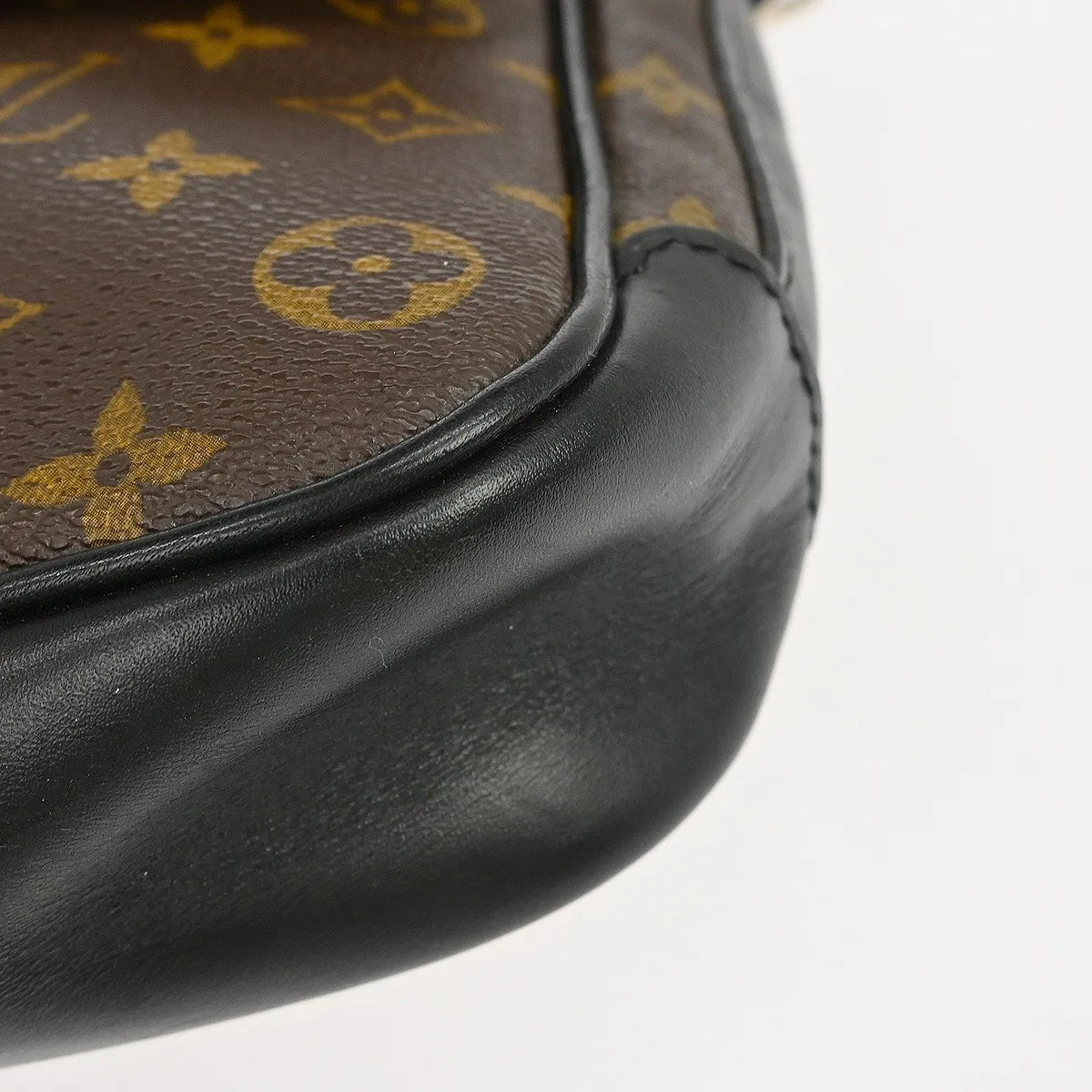 Louis Vuitton Bass Messenger - Brandsamsara