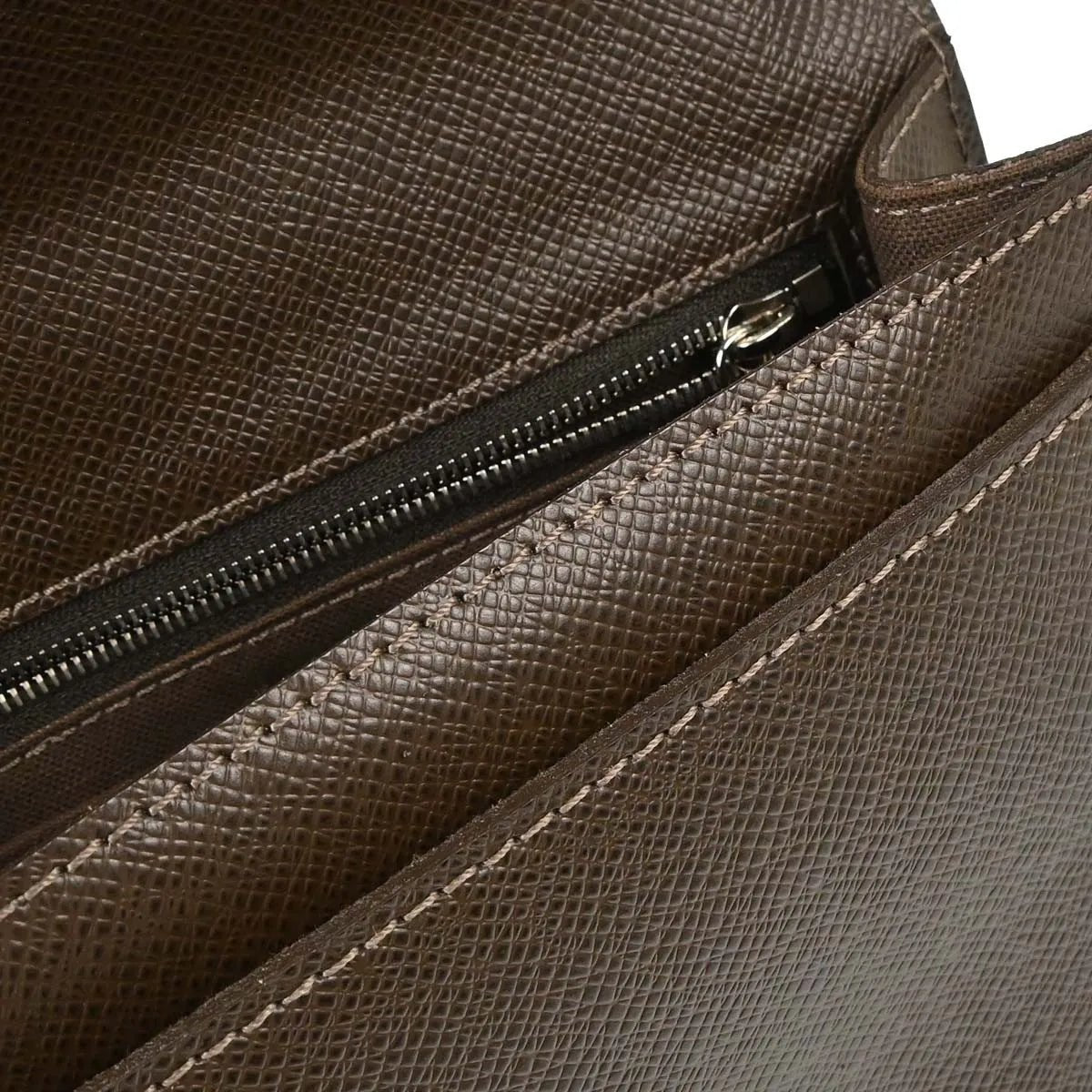 Louis Vuitton Belaia Clutch - Brandsamsara