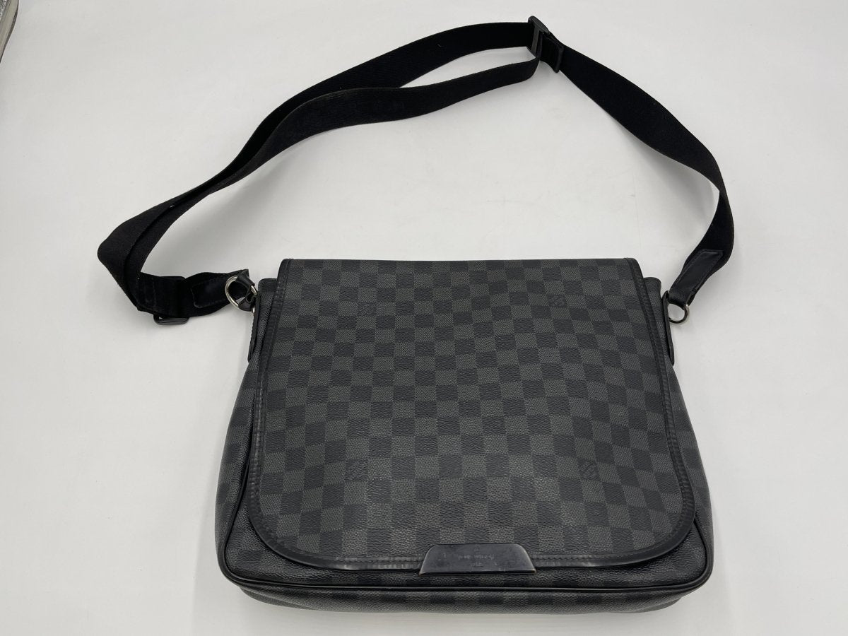 Louis Vuitton Daniel Messenger - Brandsamsara