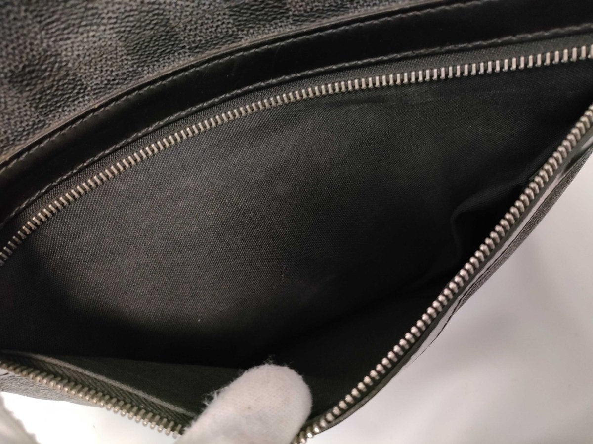 Louis Vuitton Daniel Messenger - Brandsamsara