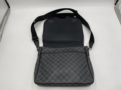 Louis Vuitton Daniel Messenger - Brandsamsara