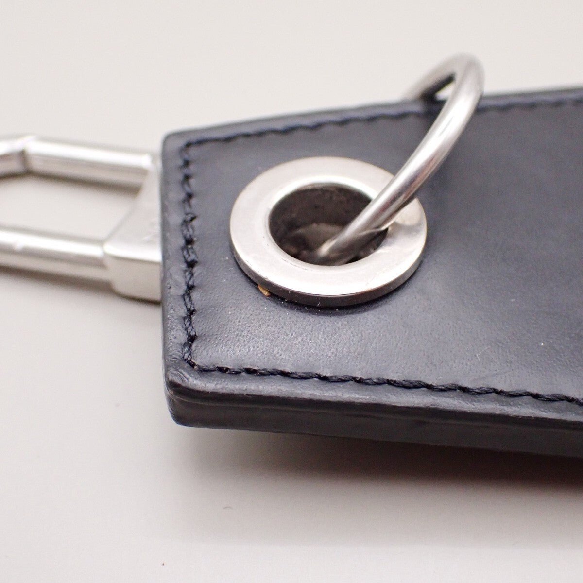 Louis Vuitton Enchappe Key Holder - Brandsamsara
