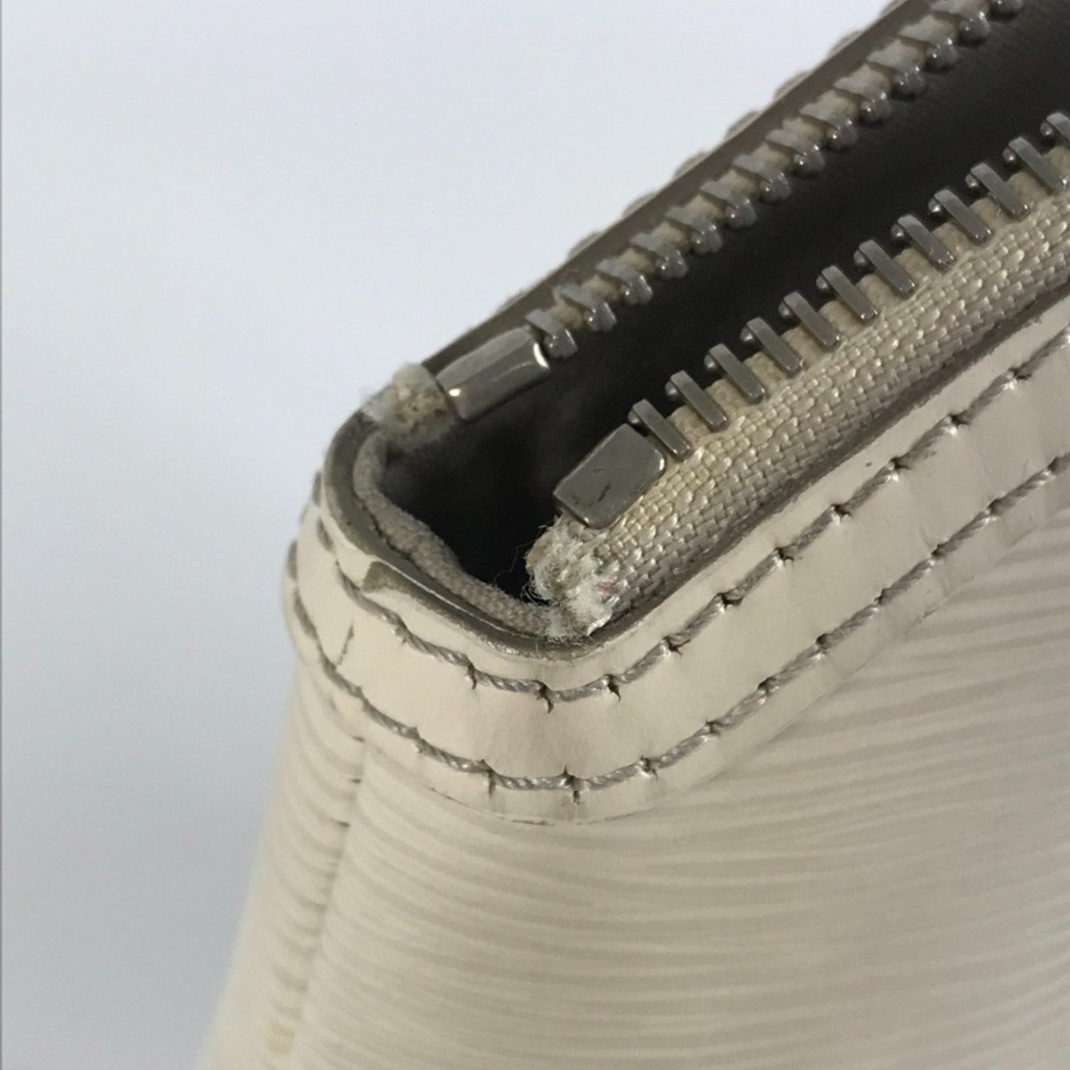 Louis Vuitton Lockit Vertical - Brandsamsara