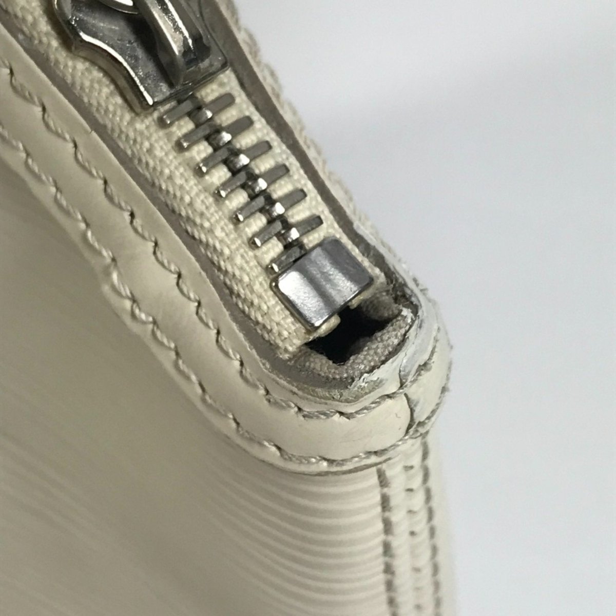 Louis Vuitton Lockit Vertical - Brandsamsara