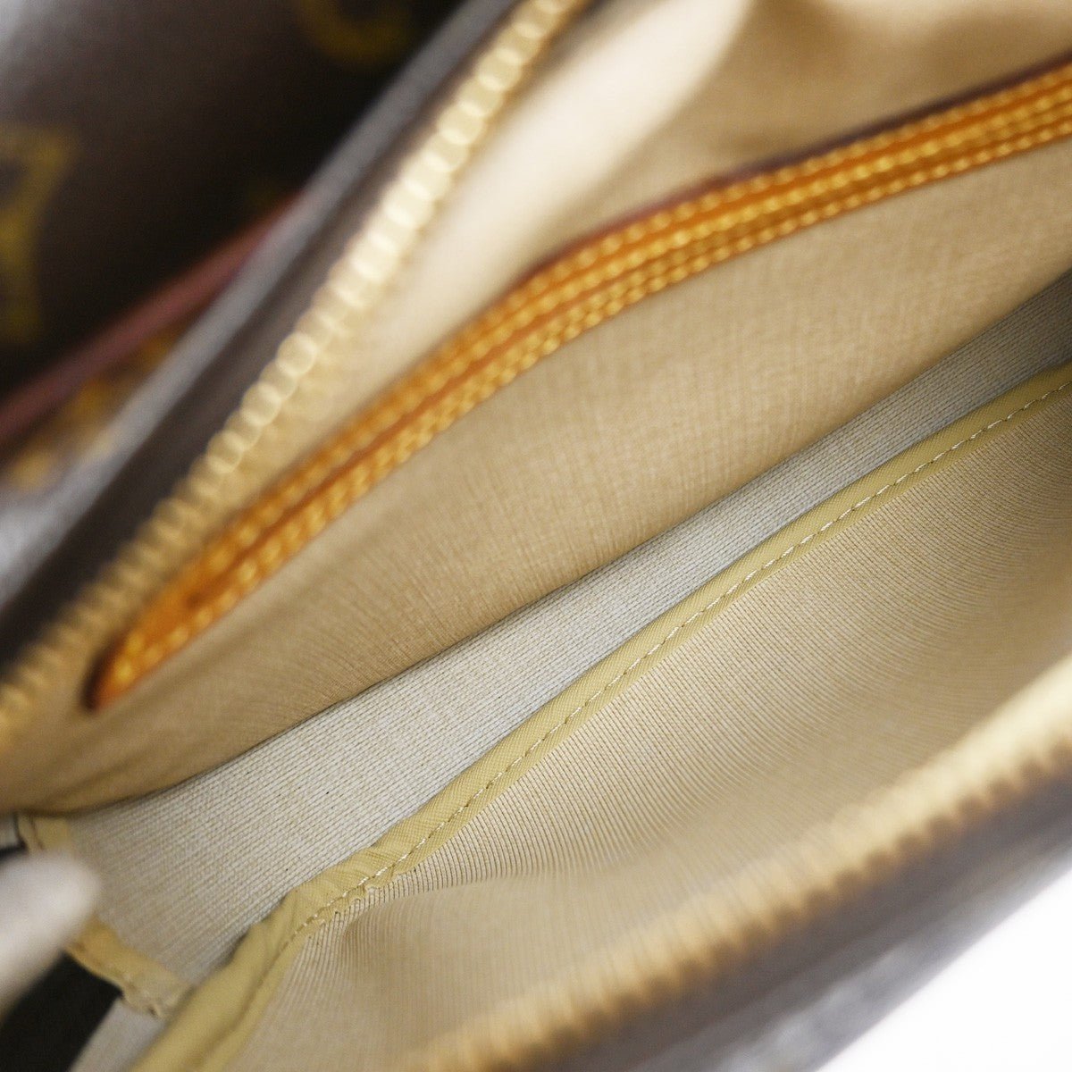 Louis Vuitton Reporter Bag - Brandsamsara