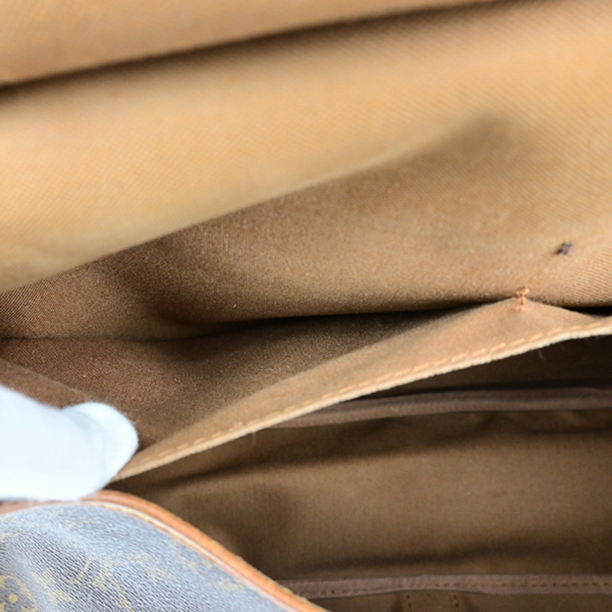 Louis Vuitton Saumur Handbag - Brandsamsara