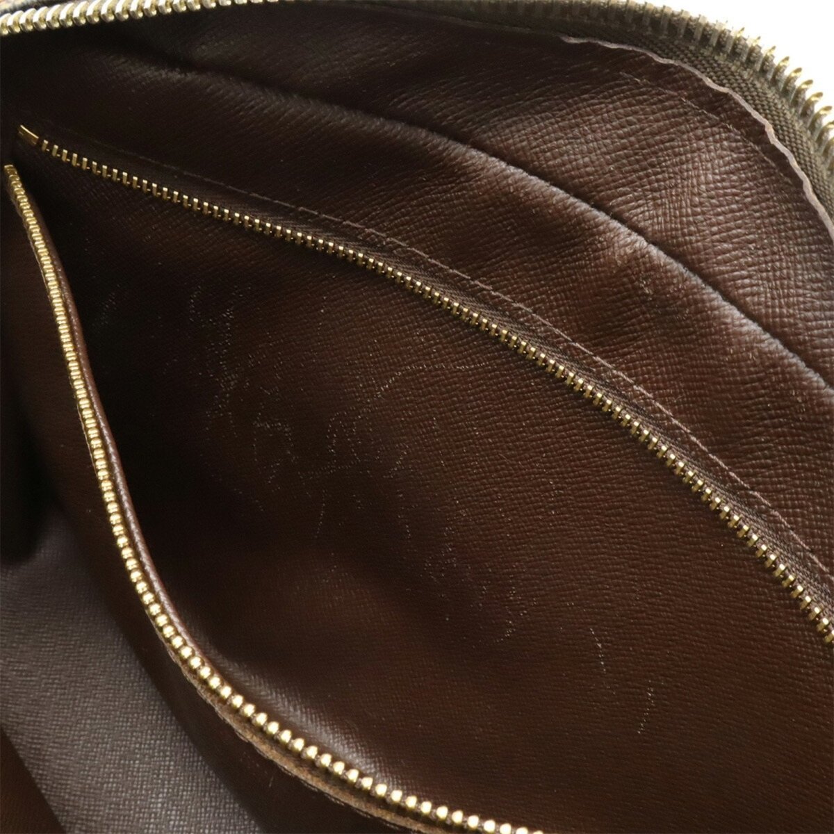Louis Vuitton Trocadéro - Brandsamsara