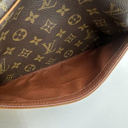 Louis Vuitton Trocadéro - Brandsamsara
