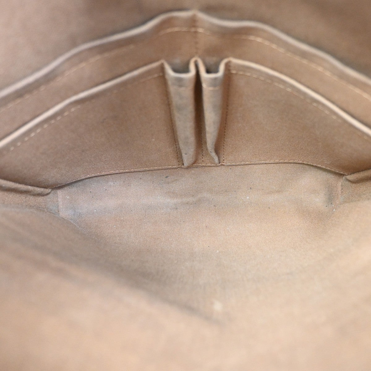 Louis Vuitton Trotteur Beaubourg Handbag - Brandsamsara