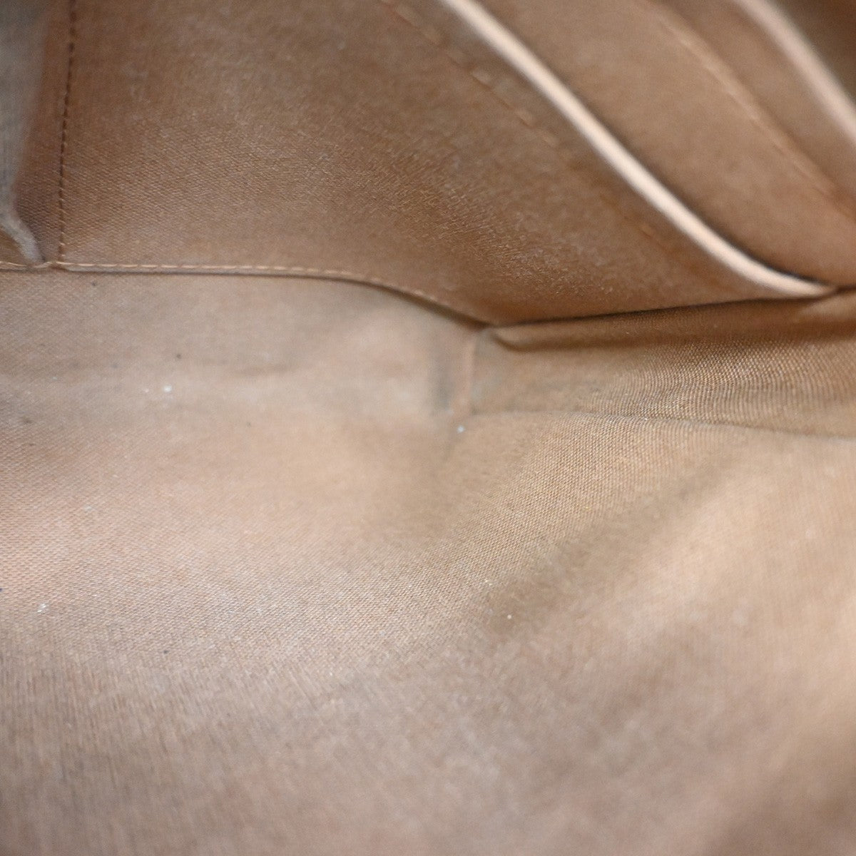 Louis Vuitton Trotteur Beaubourg Handbag - Brandsamsara