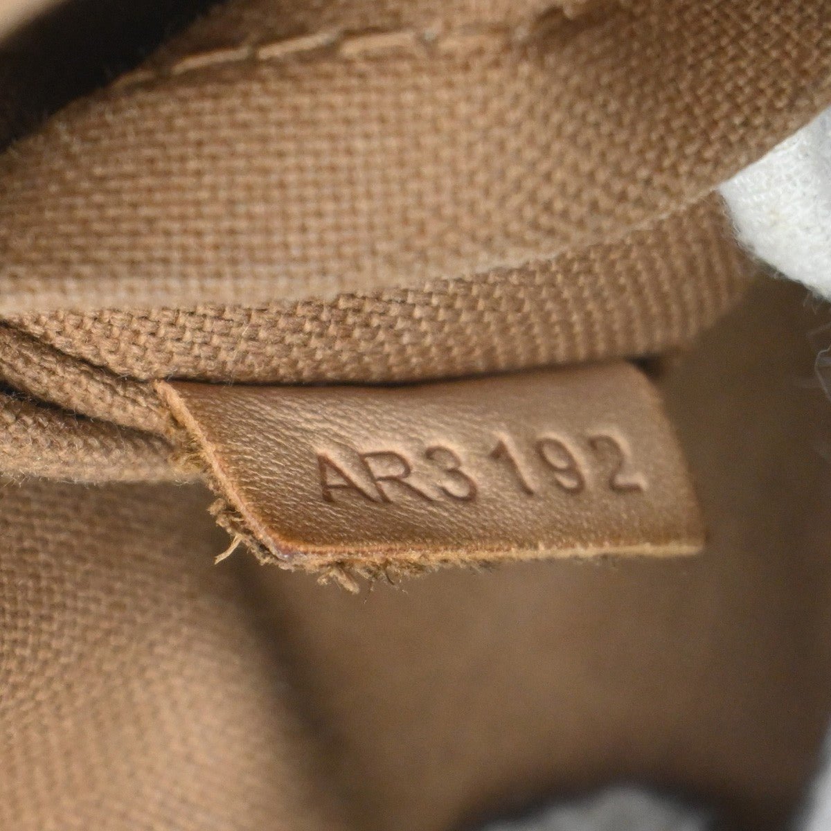 Louis Vuitton Trotteur Beaubourg Handbag - Brandsamsara