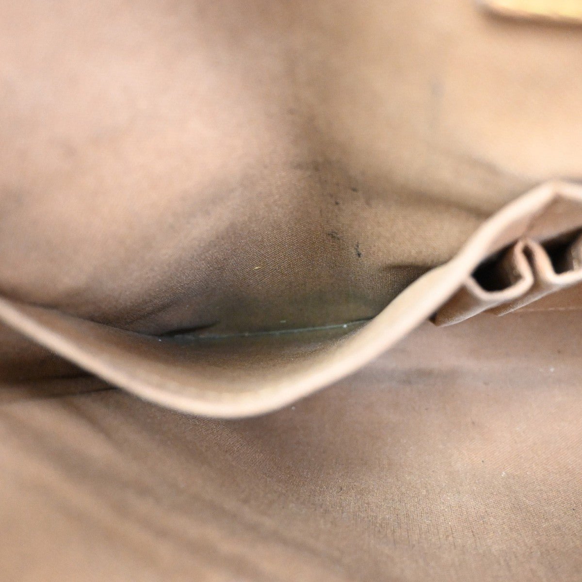 Louis Vuitton Trotteur Beaubourg Handbag - Brandsamsara