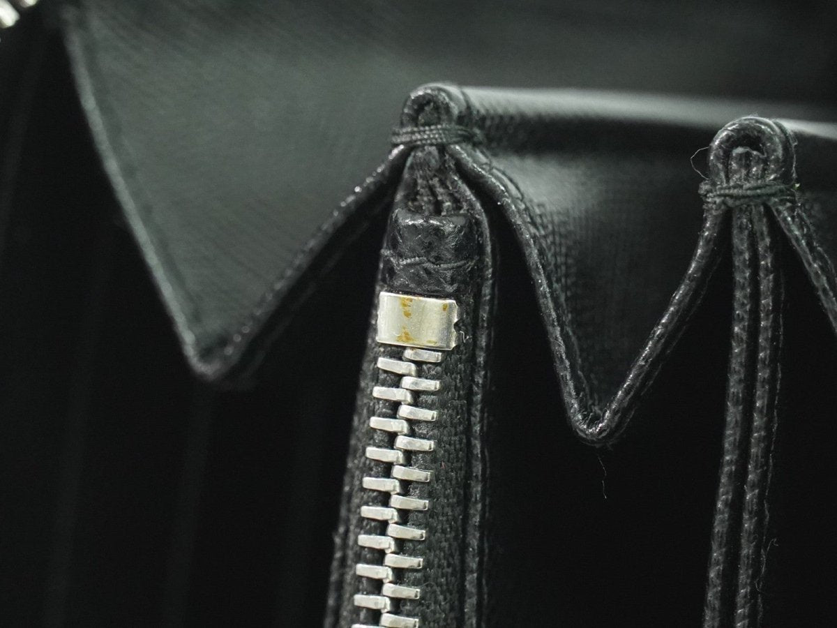 Prada Saffiano Wallet - Brandsamsara
